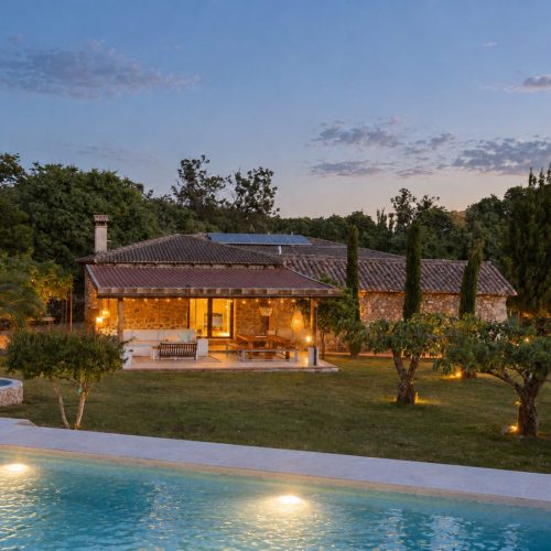 Casa y piscina iluminadas al anochecer – casa rural Aprisco de Candeleda (Ávila)