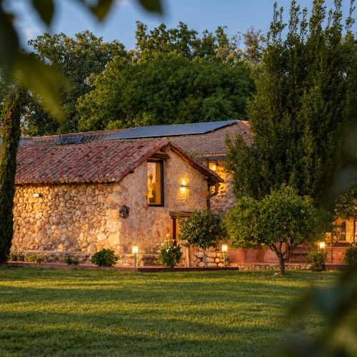 Fachada de piedra de la casa al atardecer – casa rural Aprisco de Candeleda (Ávila)