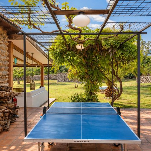 Pérgola con mesa de ping-pong junto a la casa – casa rural Aprisco de Candeleda (Ávila)