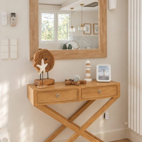 Recibidor con consola de madera y espejo – casa rural Aprisco de Candeleda (Ávila)