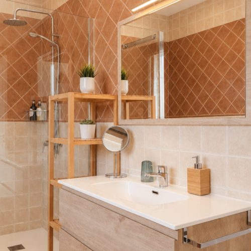 Cuarto de baño con azulejo terracota y ducha – casa rural Aprisco de Candeleda (Ávila)