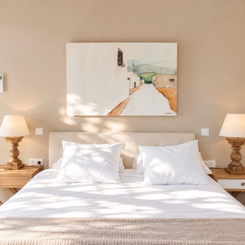 Dormitorio doble luminoso con cuadro de paisaje – casa rural Aprisco de Candeleda (Ávila)
