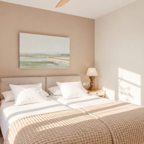 Dormitorio con dos camas y cuadro de marina – casa rural Aprisco de Candeleda (Ávila)