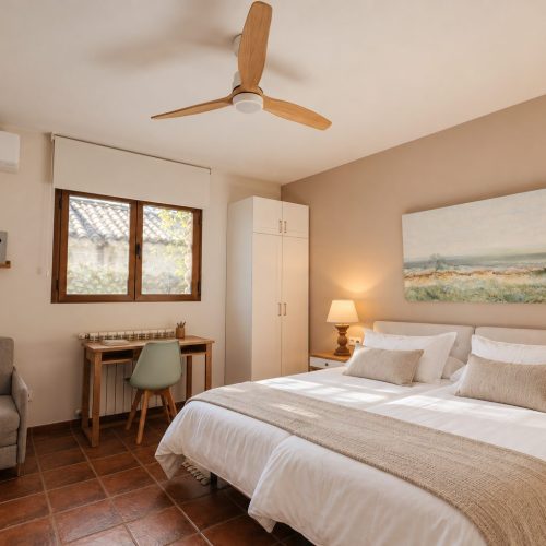 Dormitorio amplio con dos camas, butaca y aire acondicionado – casa rural Aprisco de Candeleda (Ávila)