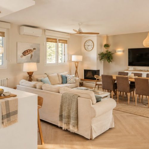 Salón, comedor y cocina abiertos en un solo espacio – casa rural Aprisco de Candeleda (Ávila)