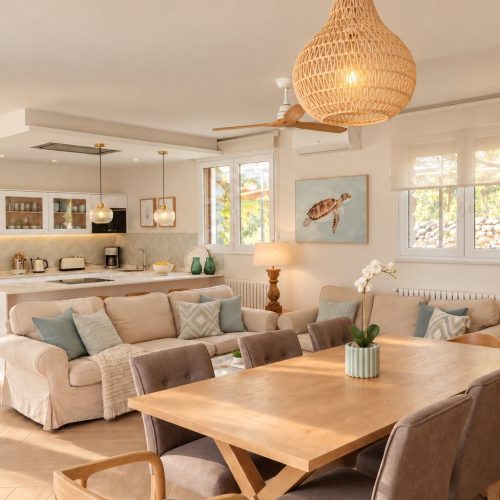 Salón con sofás y mesa de comedor para grupos – casa rural Aprisco de Candeleda (Ávila)