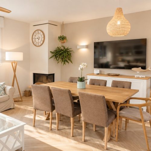 Comedor de madera junto a la chimenea y la televisión – casa rural Aprisco de Candeleda (Ávila)
