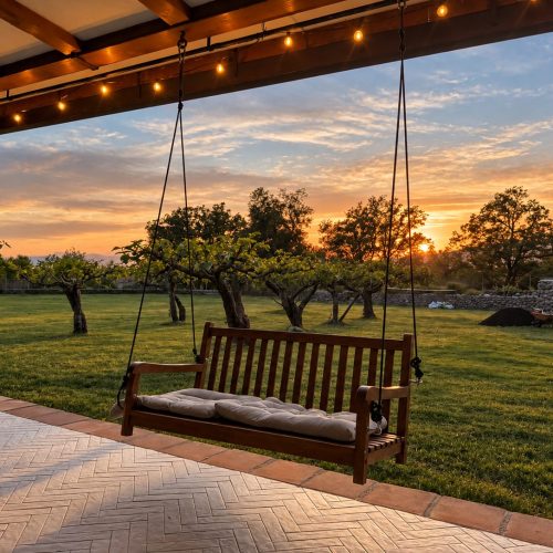 Columpio balinés en el porche al atardecer – casa rural Aprisco de Candeleda (Ávila)