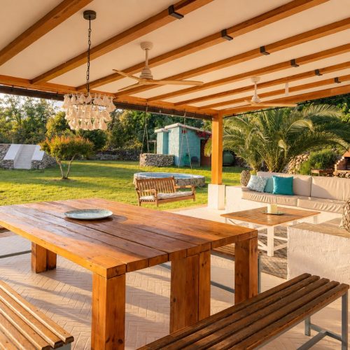 Mesa de comedor de madera y salón en el porche – casa rural Aprisco de Candeleda (Ávila)