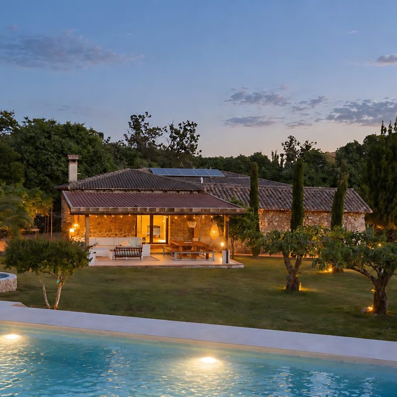 Casa y piscina iluminadas al anochecer – casa rural Aprisco de Candeleda (Ávila)