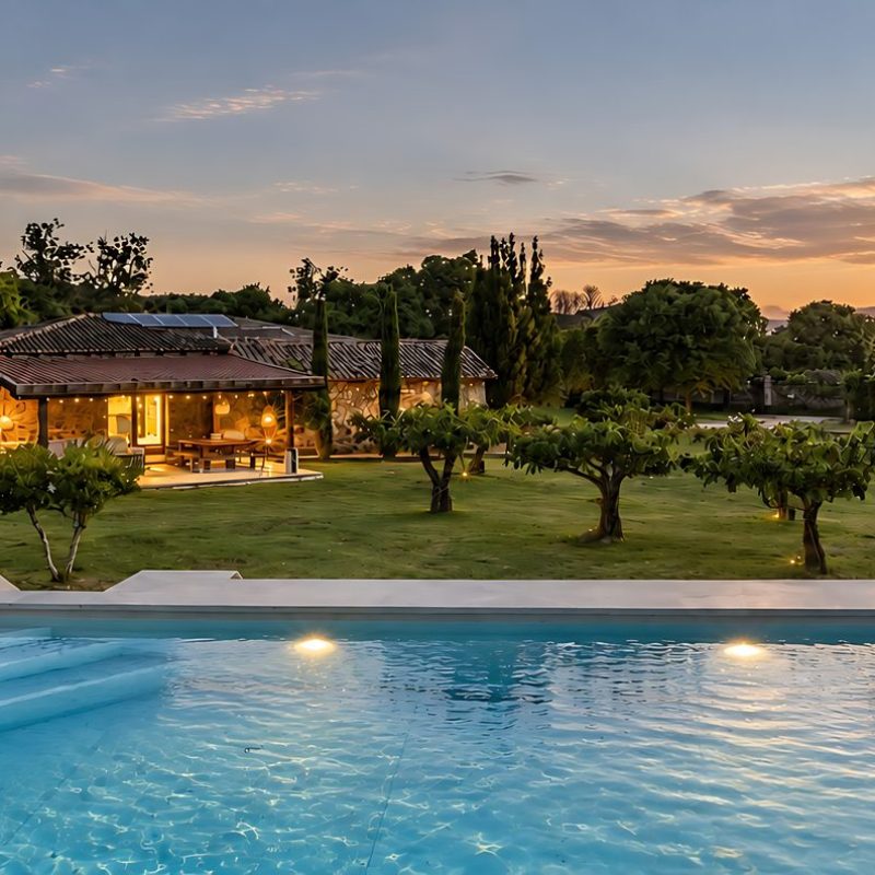 Piscina y jardín de frutales al atardecer – casa rural Aprisco de Candeleda (Ávila)