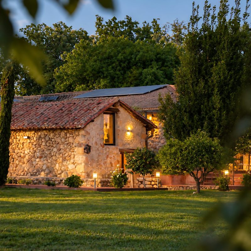 Fachada de piedra de la casa al atardecer – casa rural Aprisco de Candeleda (Ávila)