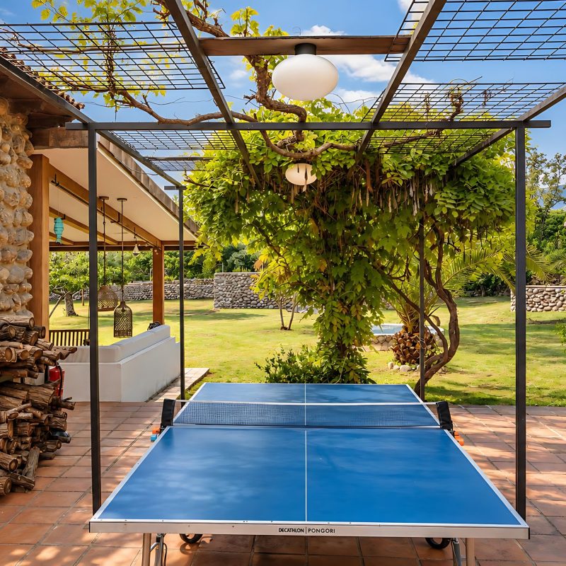 Pérgola con mesa de ping-pong junto a la casa – casa rural Aprisco de Candeleda (Ávila)