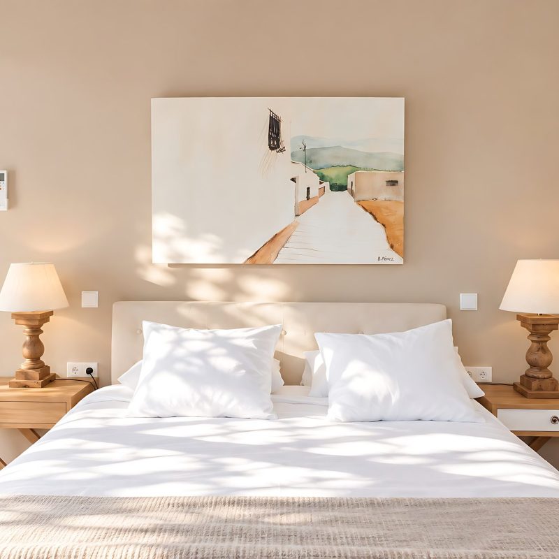 Dormitorio doble luminoso con cuadro de paisaje – casa rural Aprisco de Candeleda (Ávila)