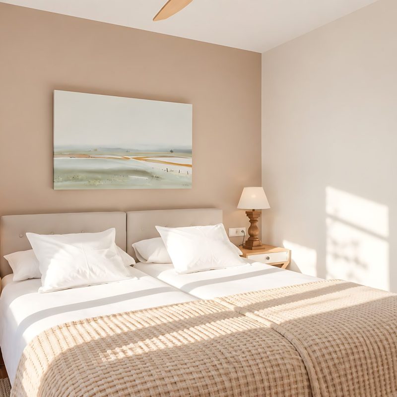 Dormitorio con dos camas y cuadro de marina – casa rural Aprisco de Candeleda (Ávila)