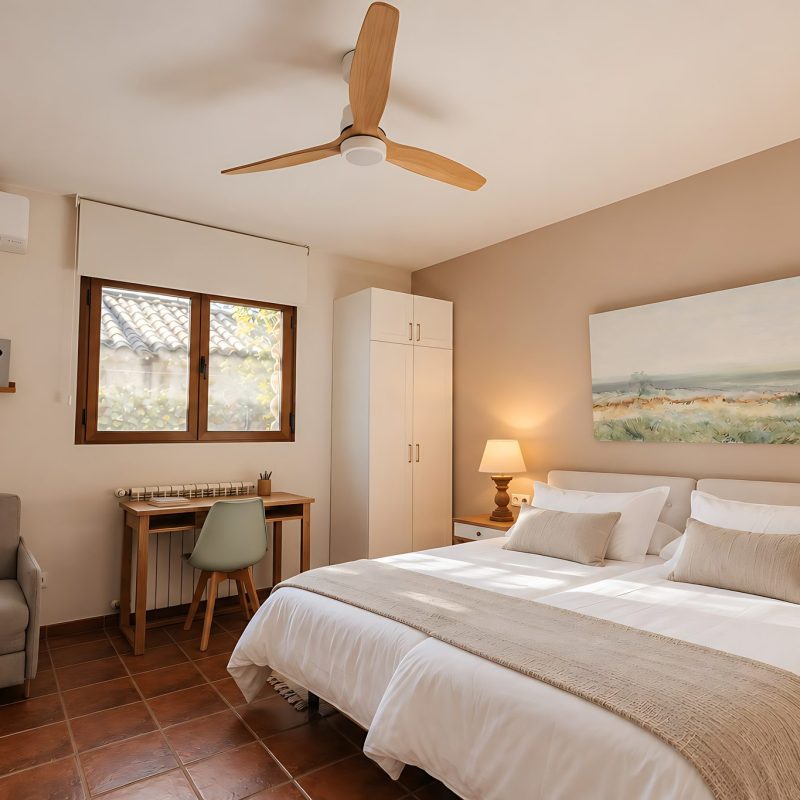 Dormitorio amplio con dos camas, butaca y aire acondicionado – casa rural Aprisco de Candeleda (Ávila)