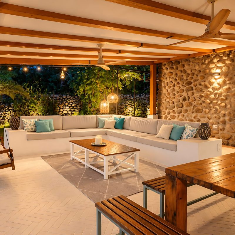Salón de verano con sofás en el porche cubierto – casa rural Aprisco de Candeleda (Ávila)